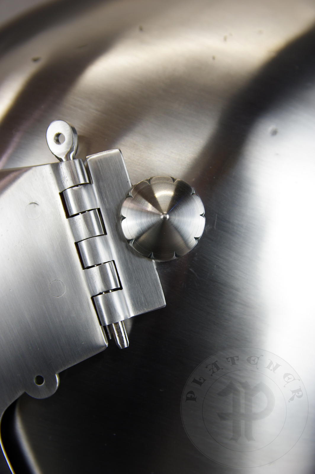 Visored bascinet based on example from Le Landeron in Switzerland, circa 1380-1400. Material: 2 mm steel with 0,3 % carbon. Heat treatment: hardened and tempered up to 34 HRC. Weight 4,090 kg / Przybica starszego typu tzw. psi pysk wzorowana na oryginale z Le Landeron w Szwajcarii, datowana na 1380-1400 rok. Materia: stal 2 mm o zawartoci wgla 0,3%. Hartowany i odpuszczany do 34 HRC. Waga 4,090 kg.